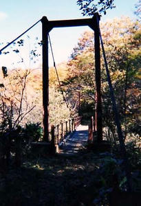矢沢川にかかる吊り橋